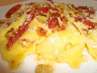 Raviolis de queso manchego con pesto de frutos secos y tomate