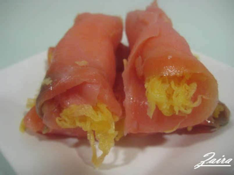 Rollitos de salmón ahumado con queso y huevo hilado - foto 3