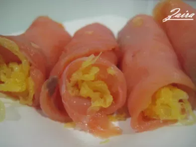 Rollitos de salmón ahumado con queso y huevo hilado