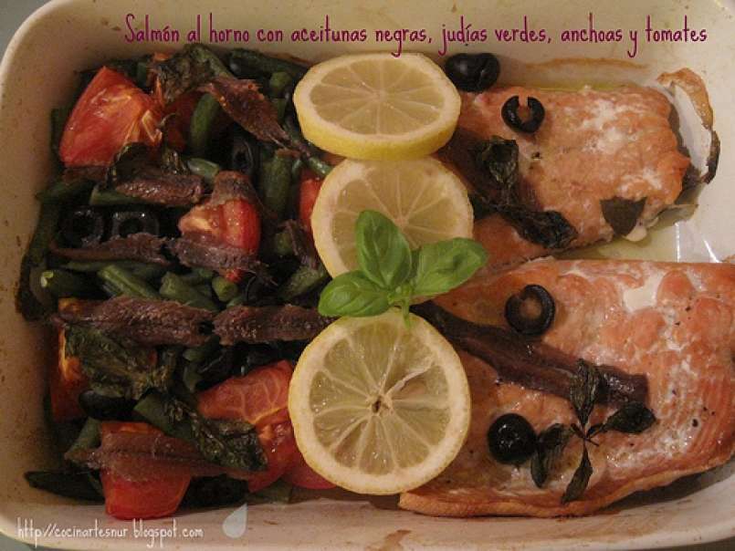 Salmón al horno con aceitunas negras, judías verdes, anchoas y tomates - foto 2