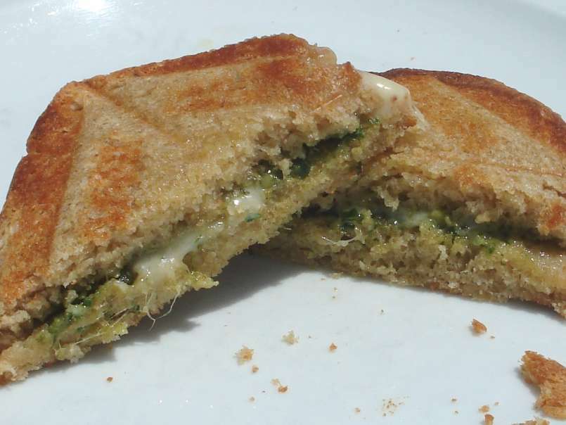 Sandwich de pesto de albahaca con queso São Jorge