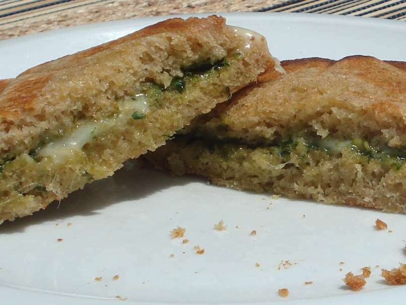 Sandwich de pesto de albahaca con queso São Jorge - foto 2
