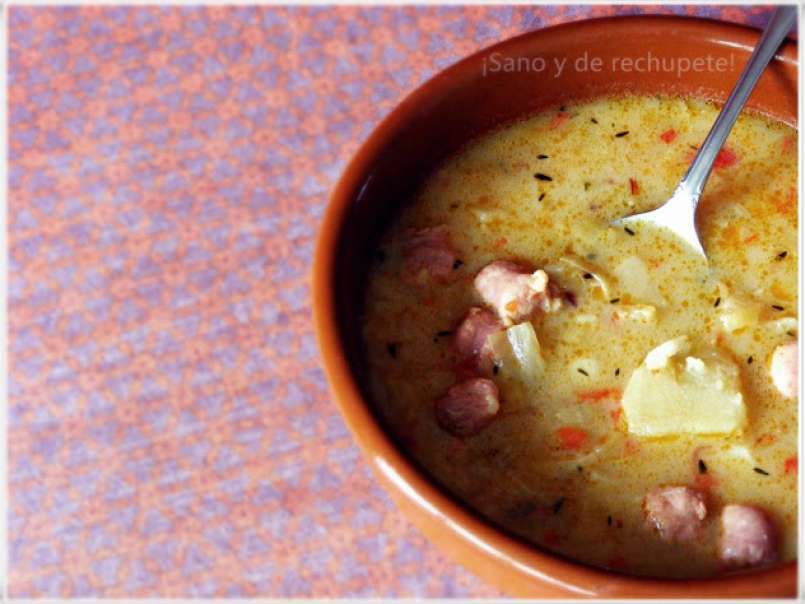 Sopa cremosa de col, papas y albondiguillas de salchichas frescas - foto 2