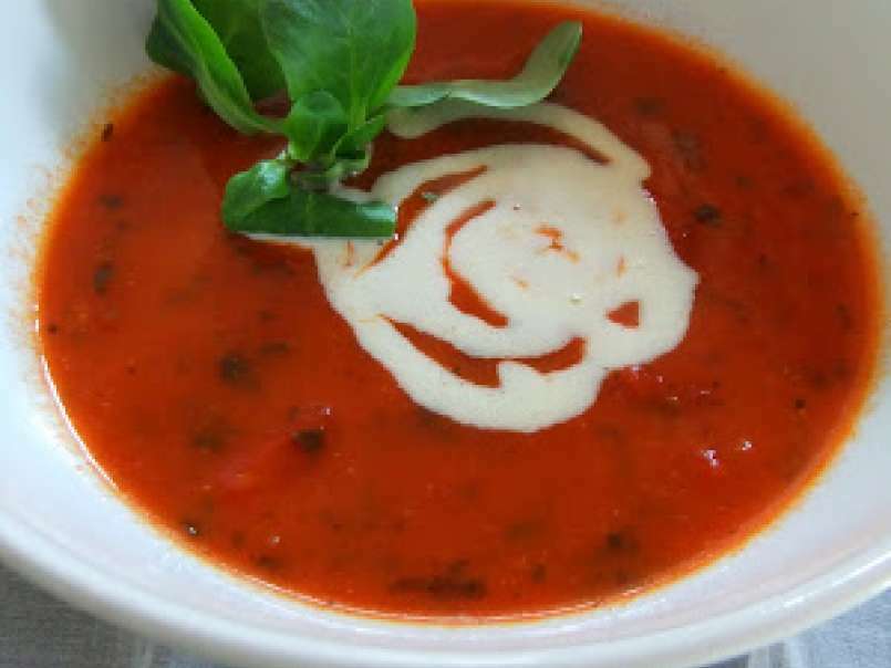 Sopa de tomate, albahaca y orégano