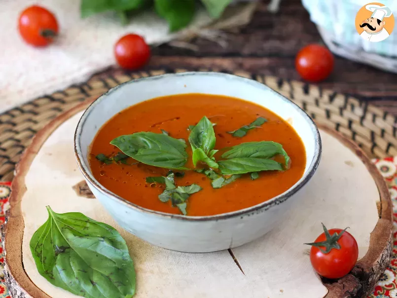 Sopa de tomate y albahaca