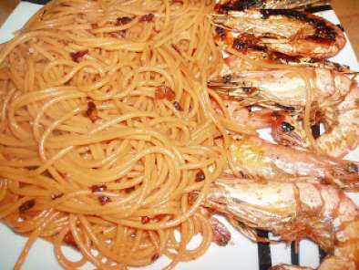 Spaghetti all'aglio e peperoncino con langostinos