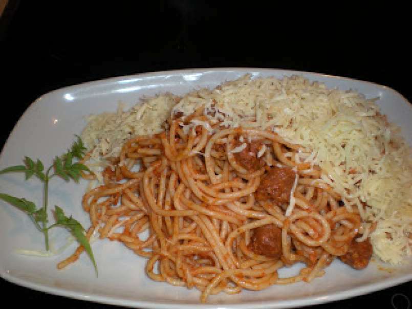 Spaghetti con chistorra y queso emmentaler