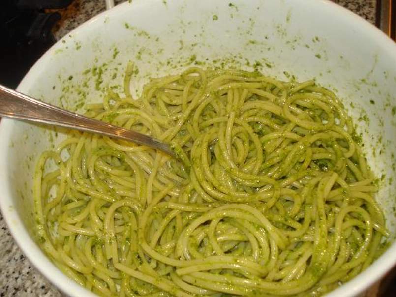 Spaghetti con pesto (Espaguetis con salsa pesto) - foto 2