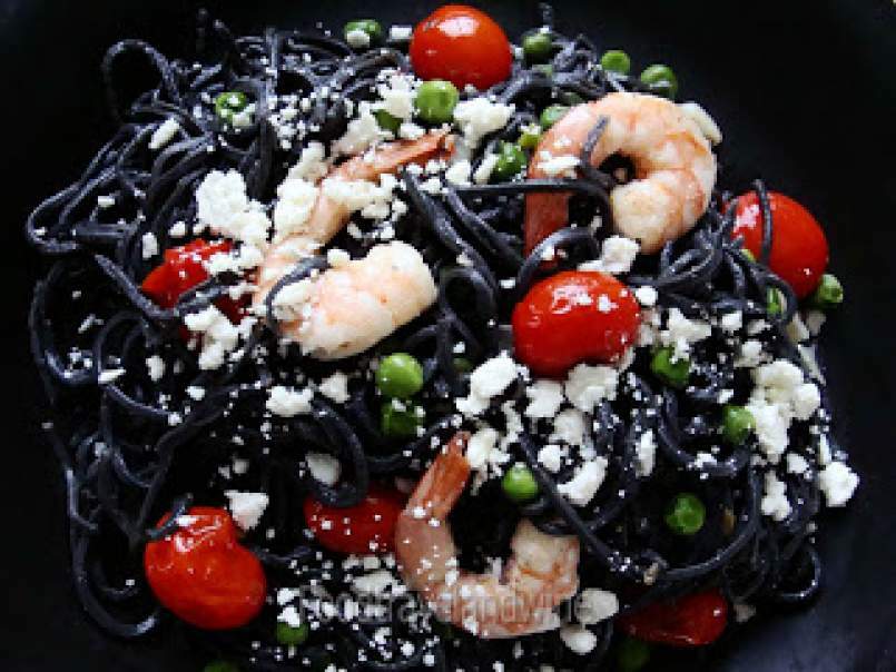 Spaghetties negros con Tomates Cherry Asados, Arvejas, Queso Feta y Gambas Asadas...