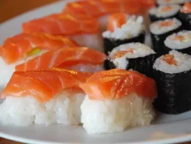 Sushi nigiri de salmón