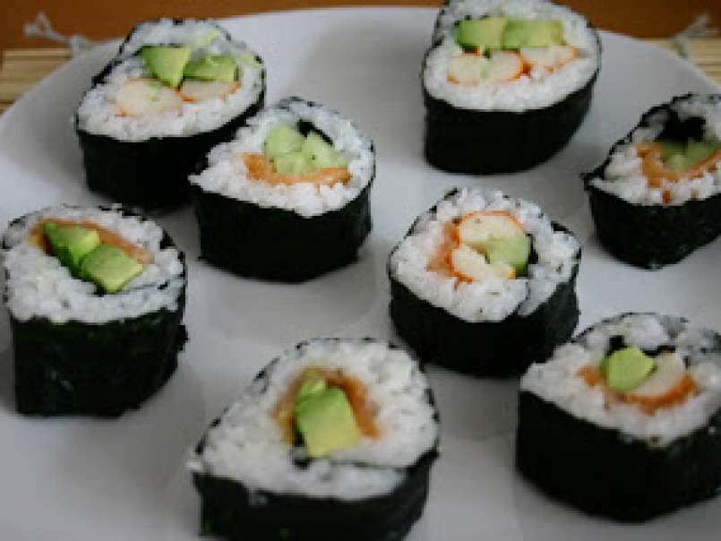 Sushi variado con pepino y salmón - foto 9