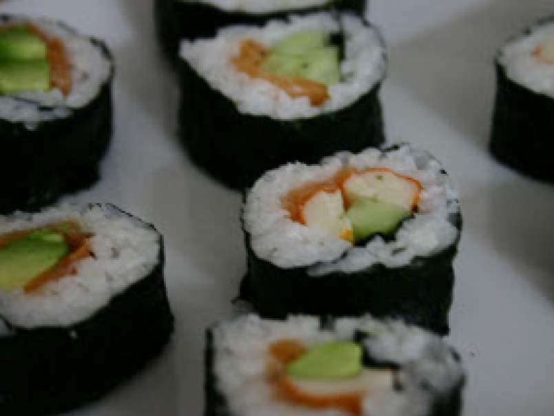 Sushi variado con pepino y salmón - foto 10