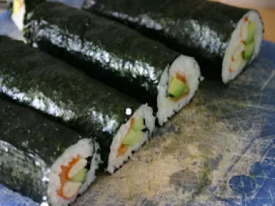 Sushi variado con pepino y salmón - foto 8