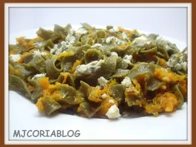 Tallarines wakame con calabaza, nueces y gorgonzola