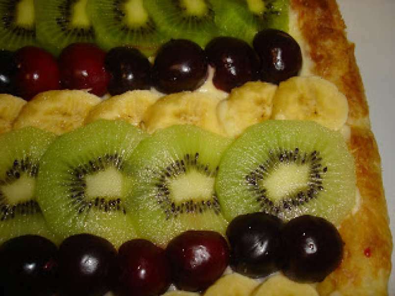Tarta de kiwi, cereza y plátano