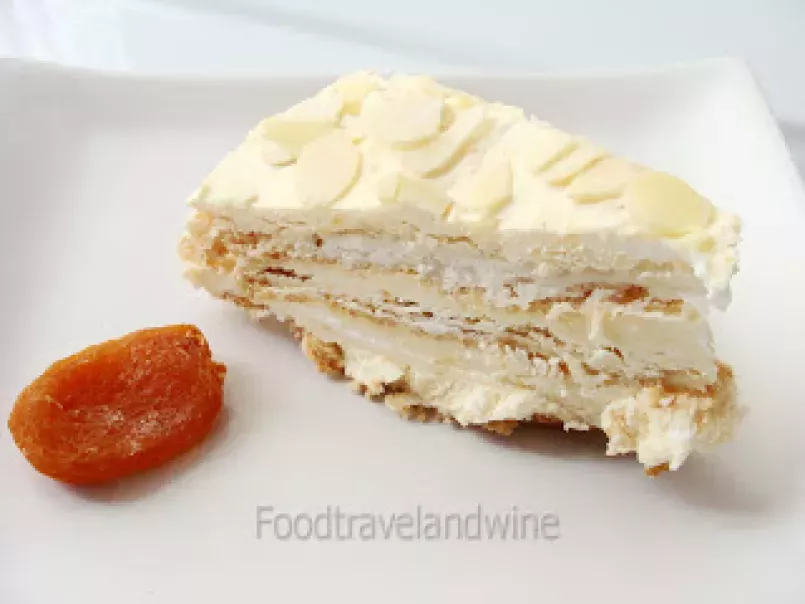 Tarta de merengue francés de almendras relleno de mascarpone, crema y albaricoques - foto 6