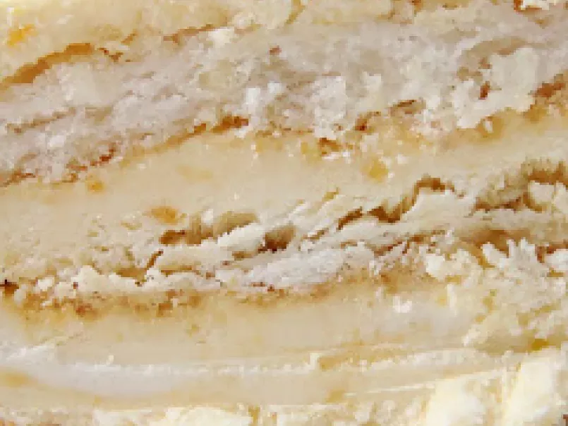 Tarta de merengue francés de almendras relleno de mascarpone, crema y albaricoques - foto 7