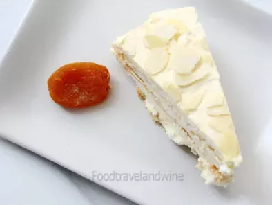 Tarta de merengue francés de almendras relleno de mascarpone, crema y albaricoques - foto 8