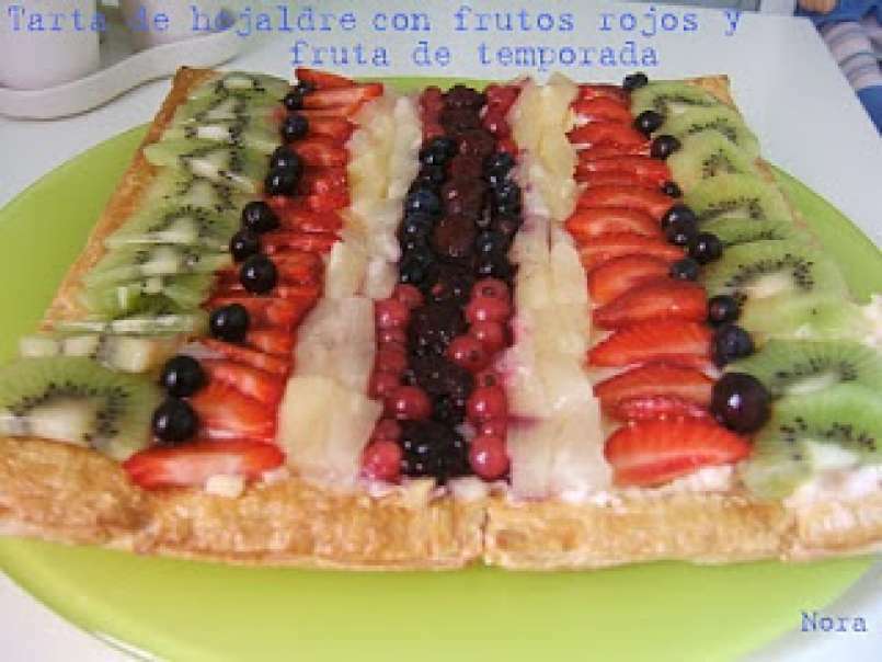 Tartas de hojaldre con frutos rojos y frutas de temporada. - foto 2
