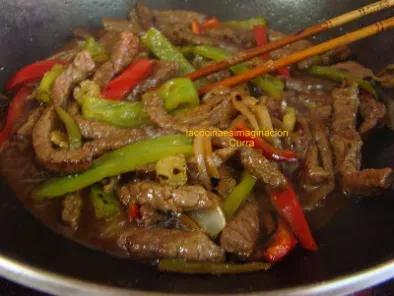 Ternera con pimientos rojo y verde en wok