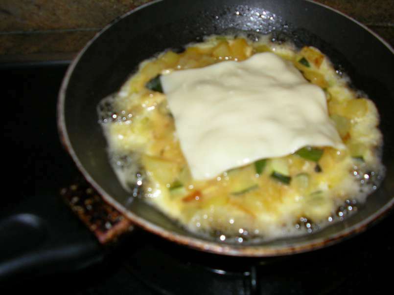 Tortilla de calabacín rellena de queso - foto 2