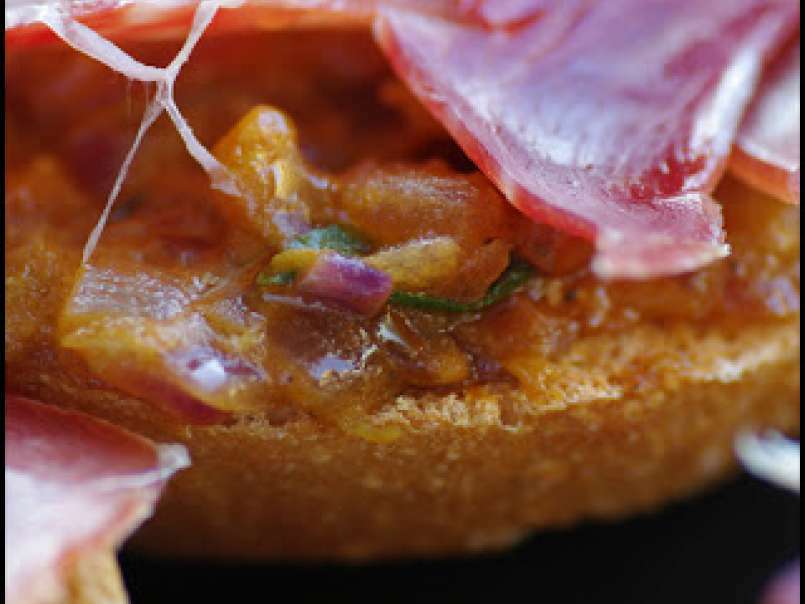 Tosta de jamón con tomate y albahaca - foto 3