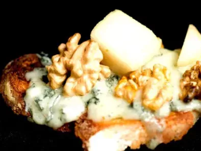 Tostadas con queso Gorgonzola, nueces y pera
