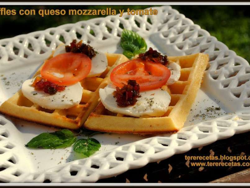 Waffles o Gofres con queso mozzarella y tomate - foto 2