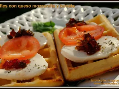Waffles o Gofres con queso mozzarella y tomate - foto 3