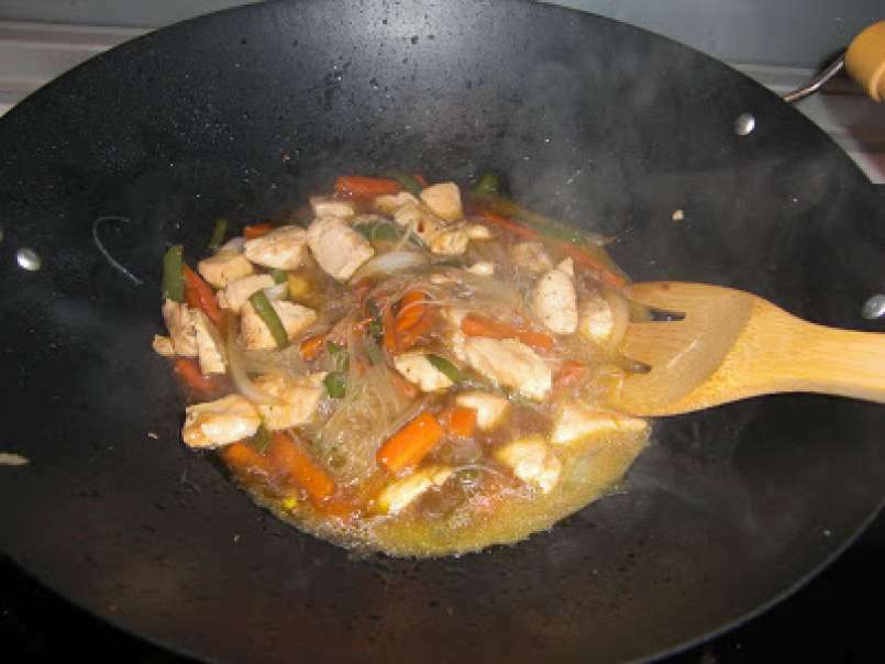 Wok de pollo con verduras y fideos chinos - foto 2