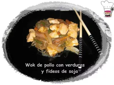 Wok de pollo con verduras y fideos chinos