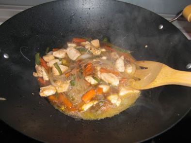 Wok de pollo con verduras y fideos chinos - foto 2