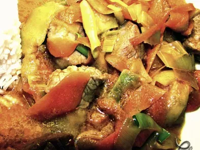 Wok de ternera y hortalizas al curry rojo