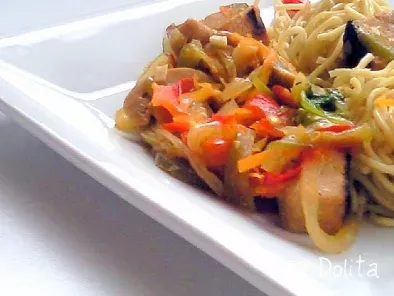 Wok de verduras con tofu y fideos chinos