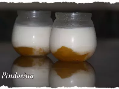Yogurt griego con mermelada de mango