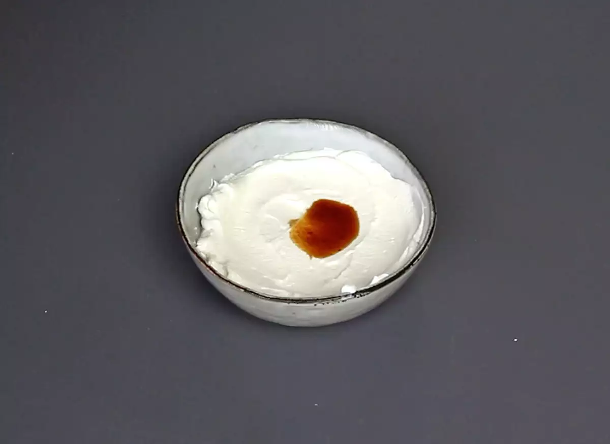 Paso 1: Mezcla el yogur con la vainilla