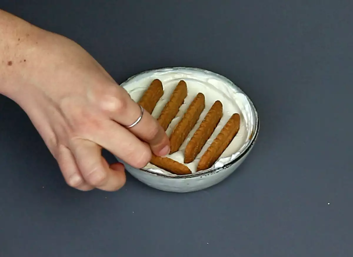 Paso 2: Clavar las galletas