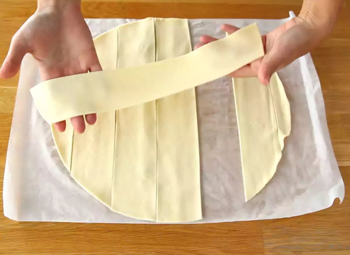 Paso 2: Hojaldre en tiras y capa de mermelada