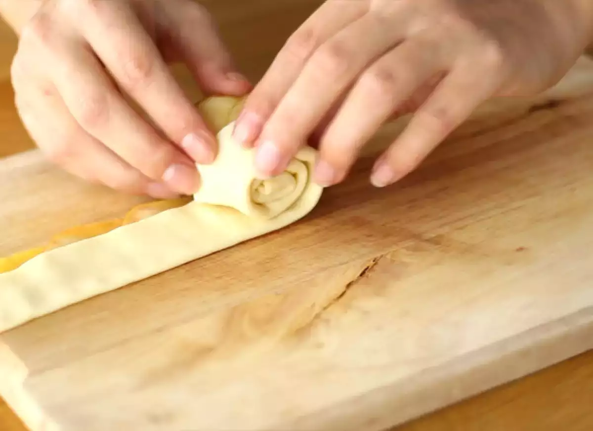 Paso 4: Dobla y enrolla para formar la rosa