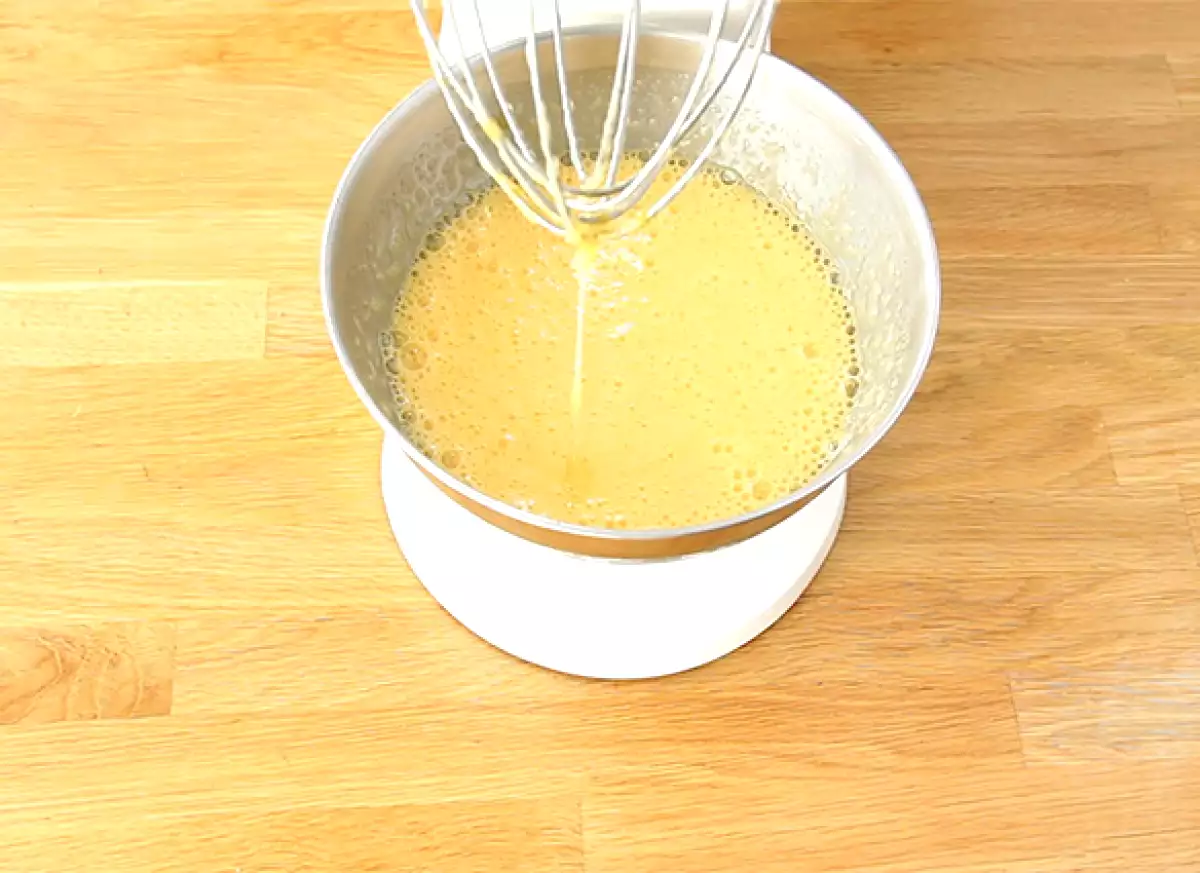 Paso 1: Bate huevos y azúcar