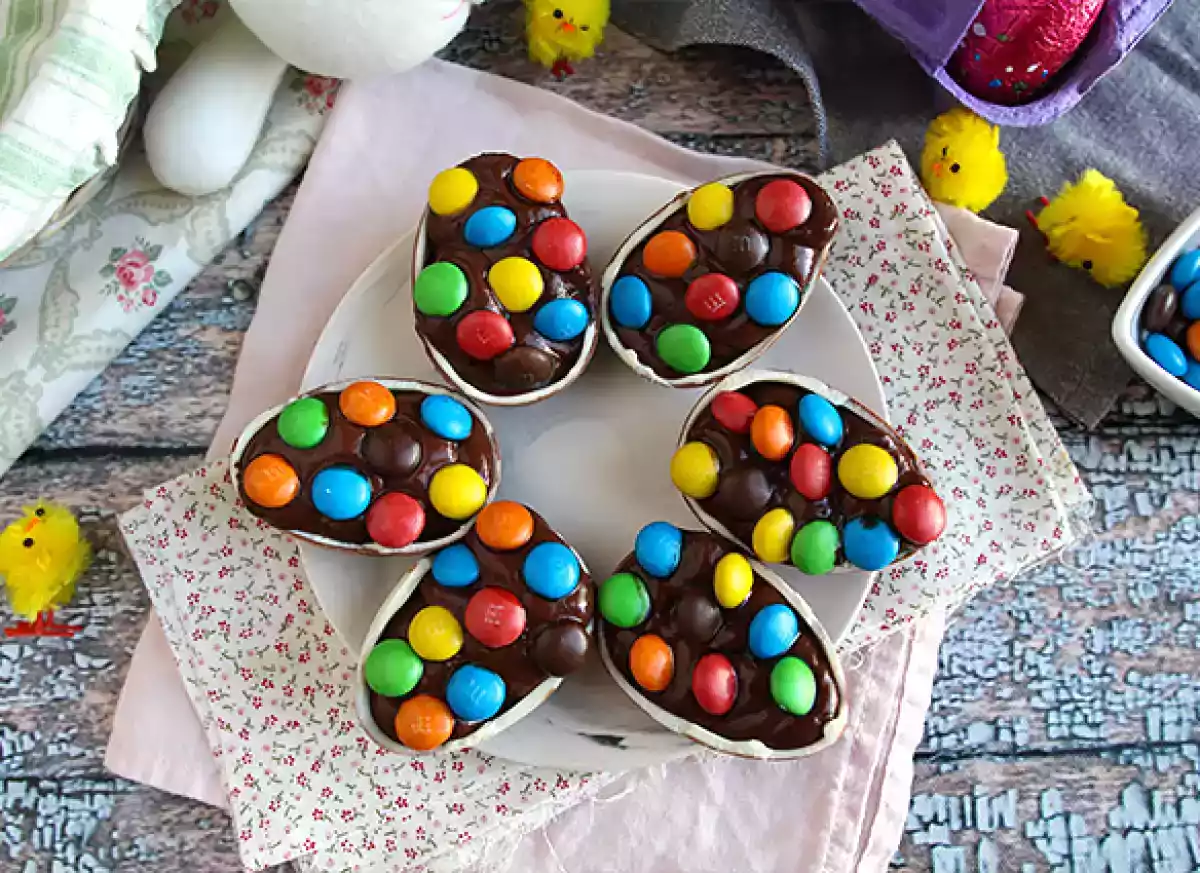 1. Huevos de Pascua rellenos de crema de chocolate y M&M’s