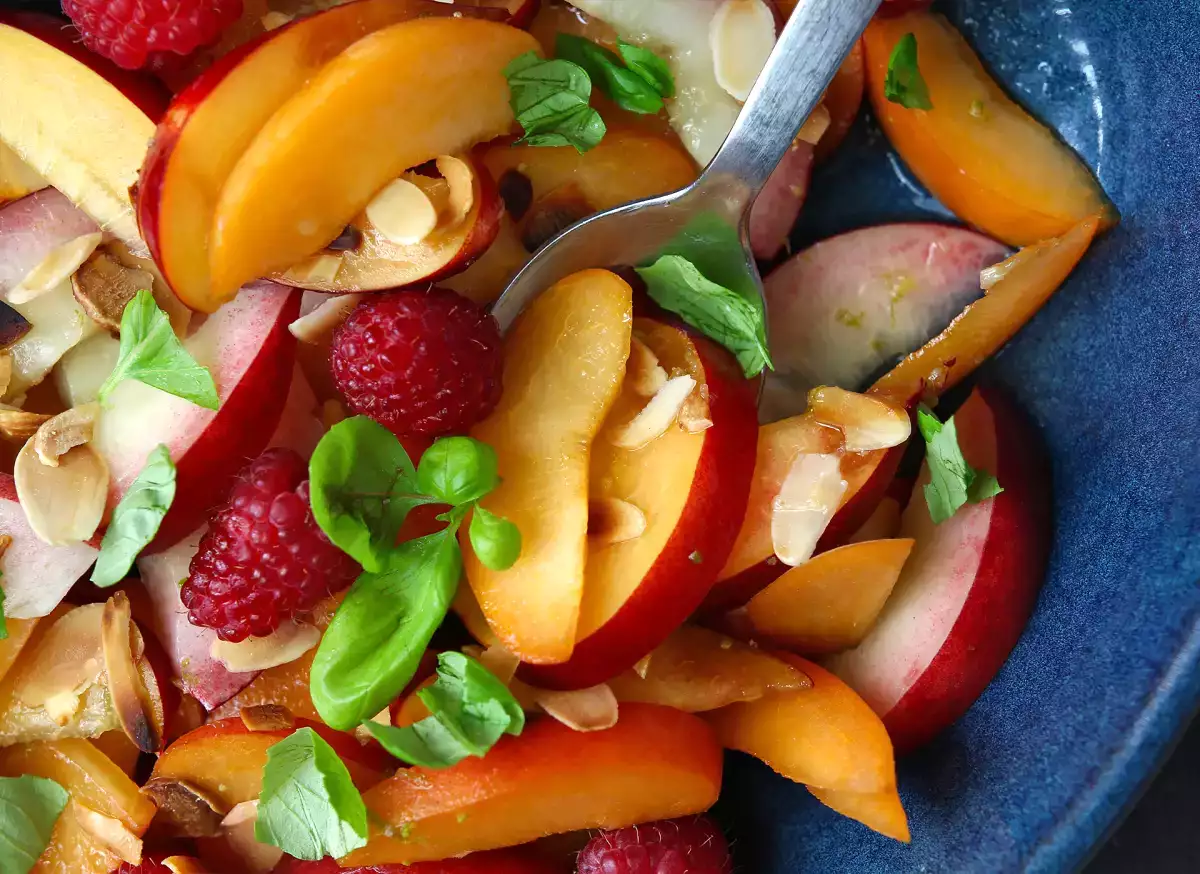 Ensalada de frutas de verano con melocotón, albaricoque y frambuesa