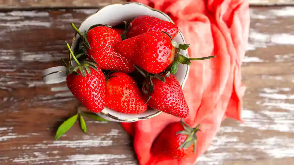 Cómo aprovechar las fresas muy maduras en postres fáciles y caseros