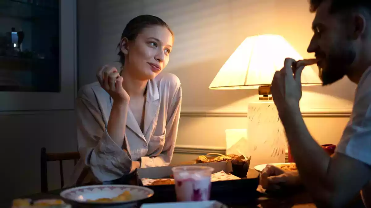 ¿La hora de la cena influye en el aumento de peso?