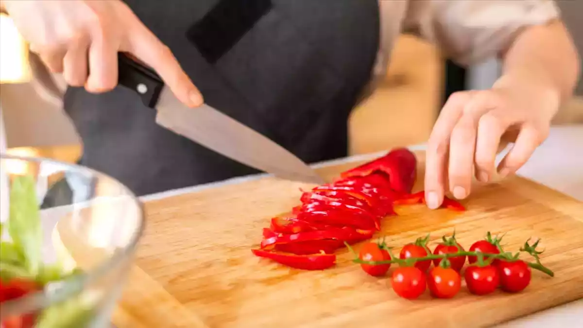 El truco casero que devuelve el filo a tus cuchillos en minutos