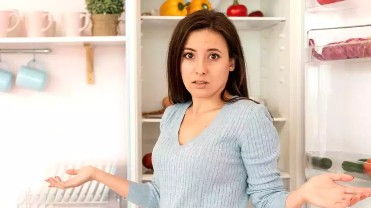 ¿Guardas comida caliente en la nevera? Cuidado: es un riesgo real, para tu salud y para tu frigorífico.