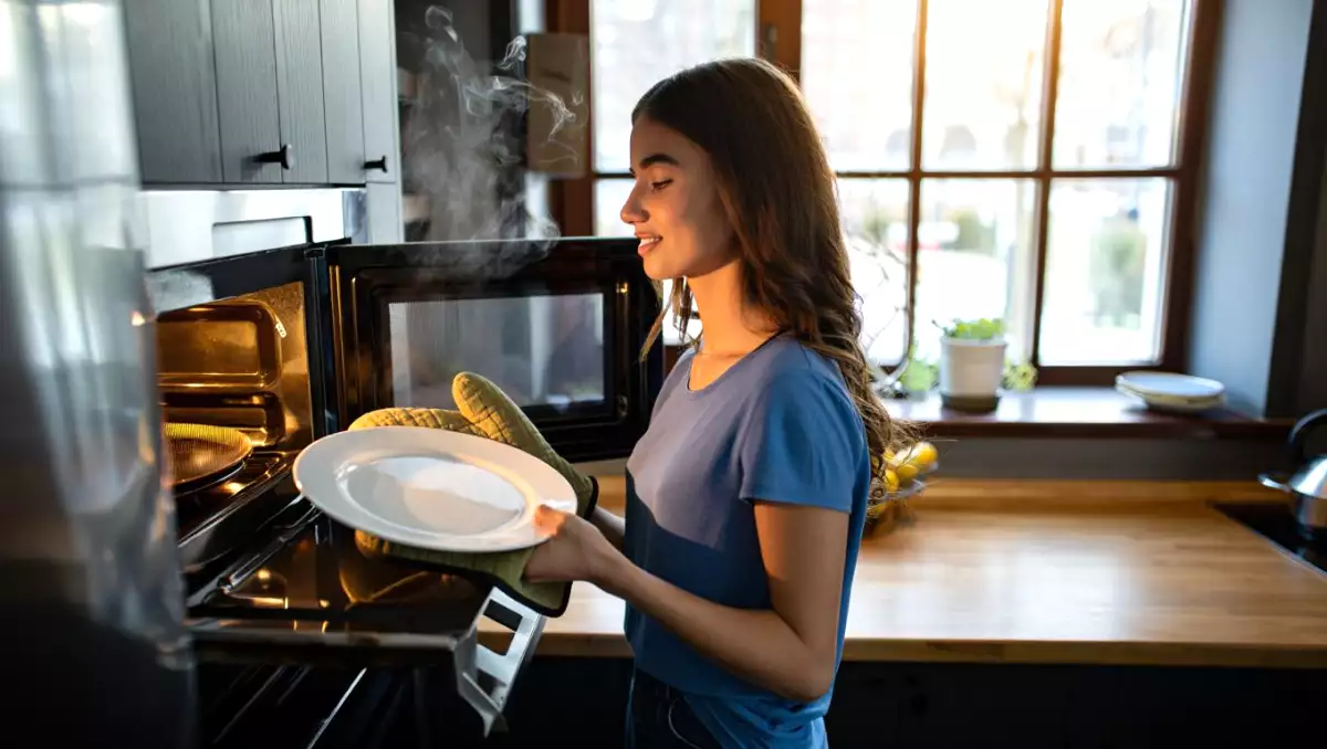 Cómo usar el microondas para reducir a la mitad el tiempo en la cocina (sin sacrificar el sabor)