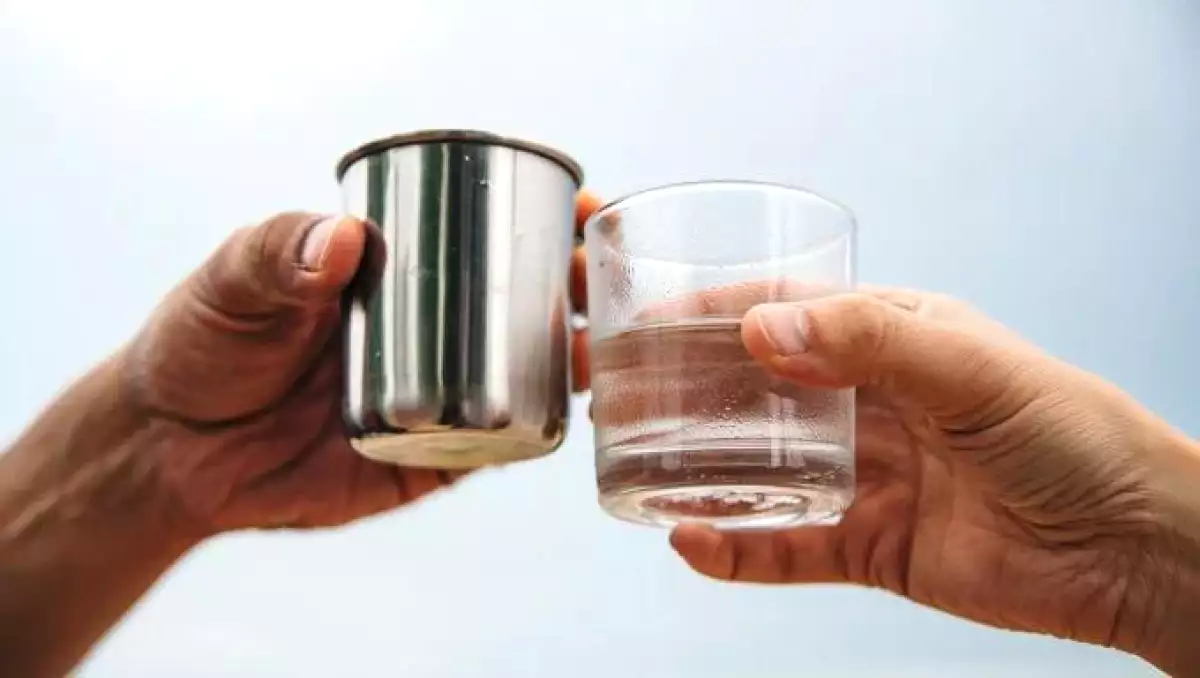 ¿Vaso de vidrio o de acero inoxidable: cuál mantiene la bebida fría durante más tiempo?