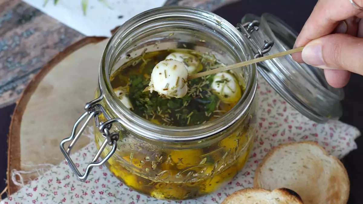 Bolitas de mozzarella marinadas: puro vicio. Desaparecerán de la mesa antes de que te des cuenta