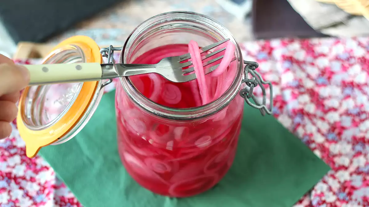 La receta exprés de cebollas encurtidas que usan los cocineros para dar contraste a sus platos